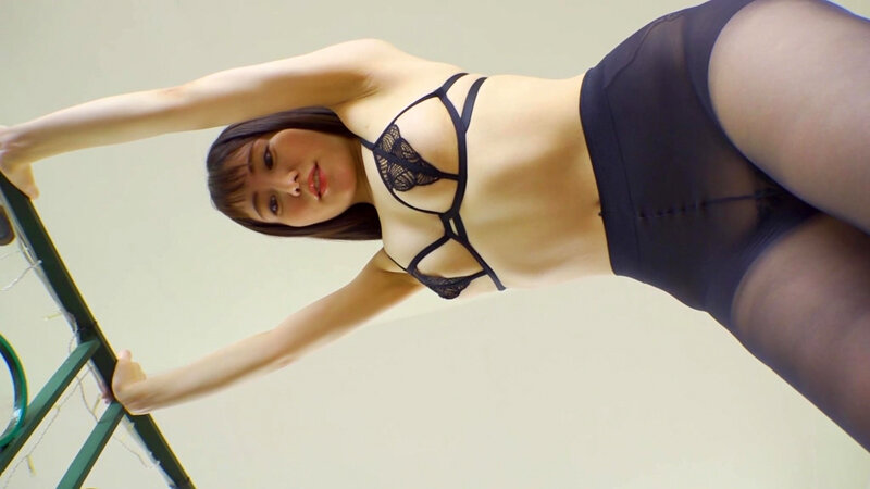 清楚なお姉さんの服の下 小森あきほ